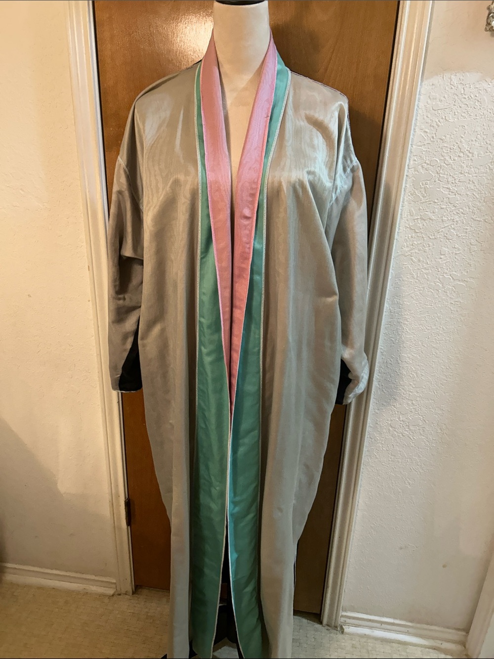 Fernando Sanchez Vintage robe. Beautiful multi colored and well taken care of. L